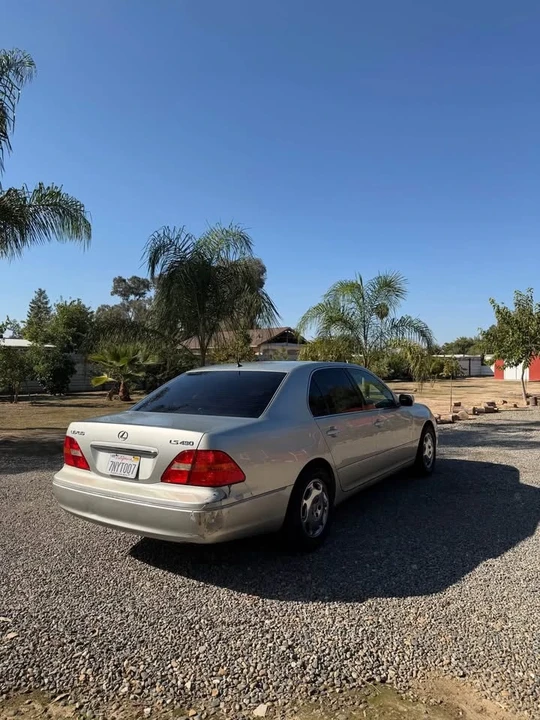 2001 Lexus LS 3rd Gen - Image 6 of 10