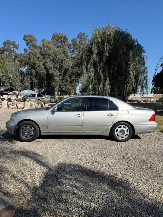 2001 Lexus LS 3rd Gen - Image 8 of 10