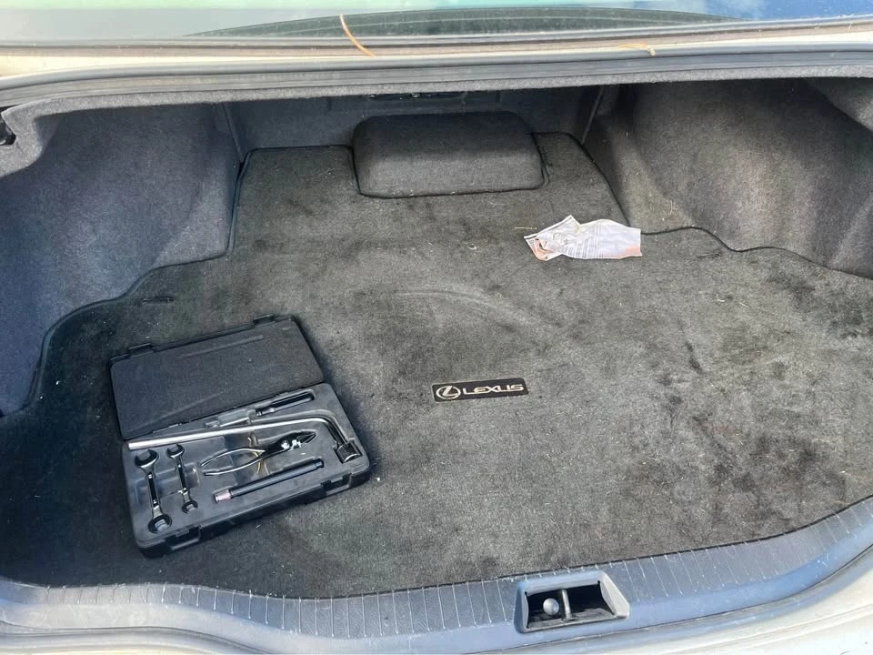 2001 Lexus LS 3rd Gen - Image 6 of 10