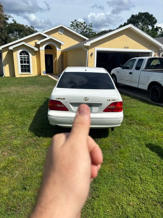 2001 Lexus LS 3rd Gen - Image 4 of 4
