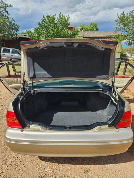 2001 Lexus LS 3rd Gen - Image 7 of 15