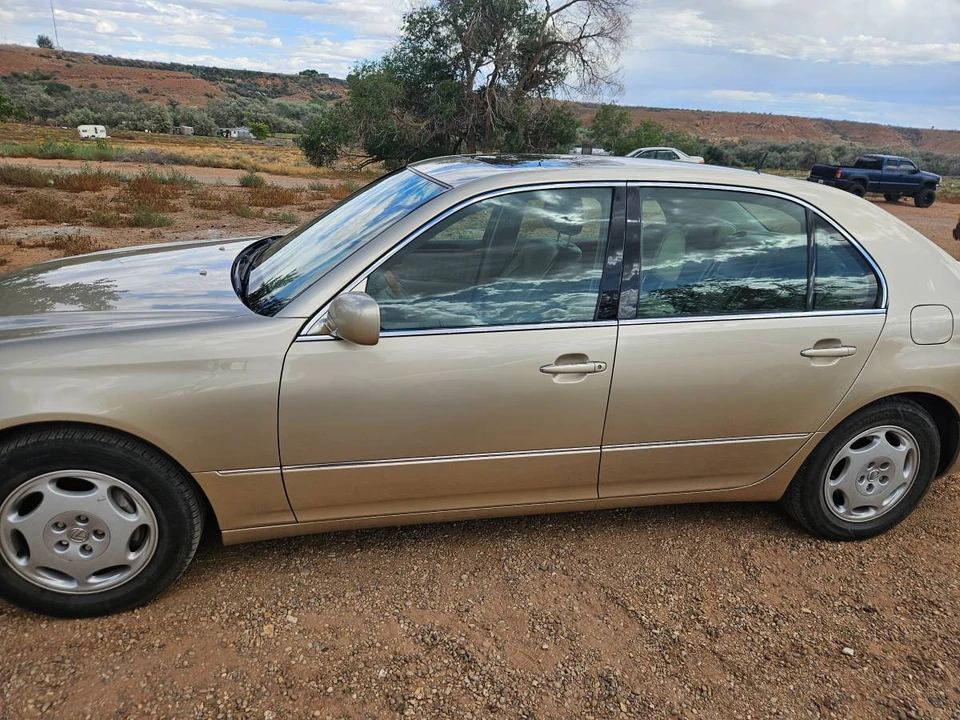 2001 Lexus LS 3rd Gen - Image 11 of 15