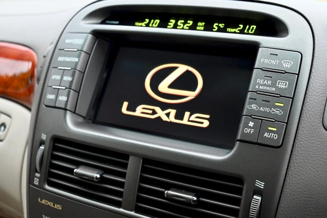 2001 Lexus LS 3rd Gen - Image 20 of 30