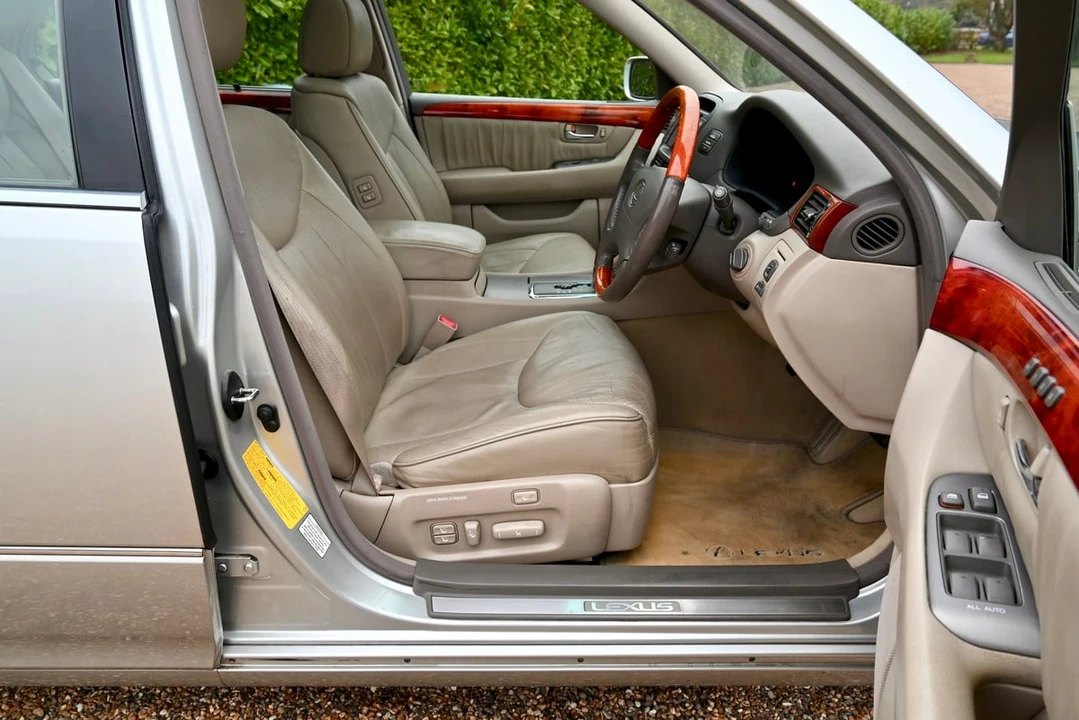 2001 Lexus LS 3rd Gen - Image 23 of 30