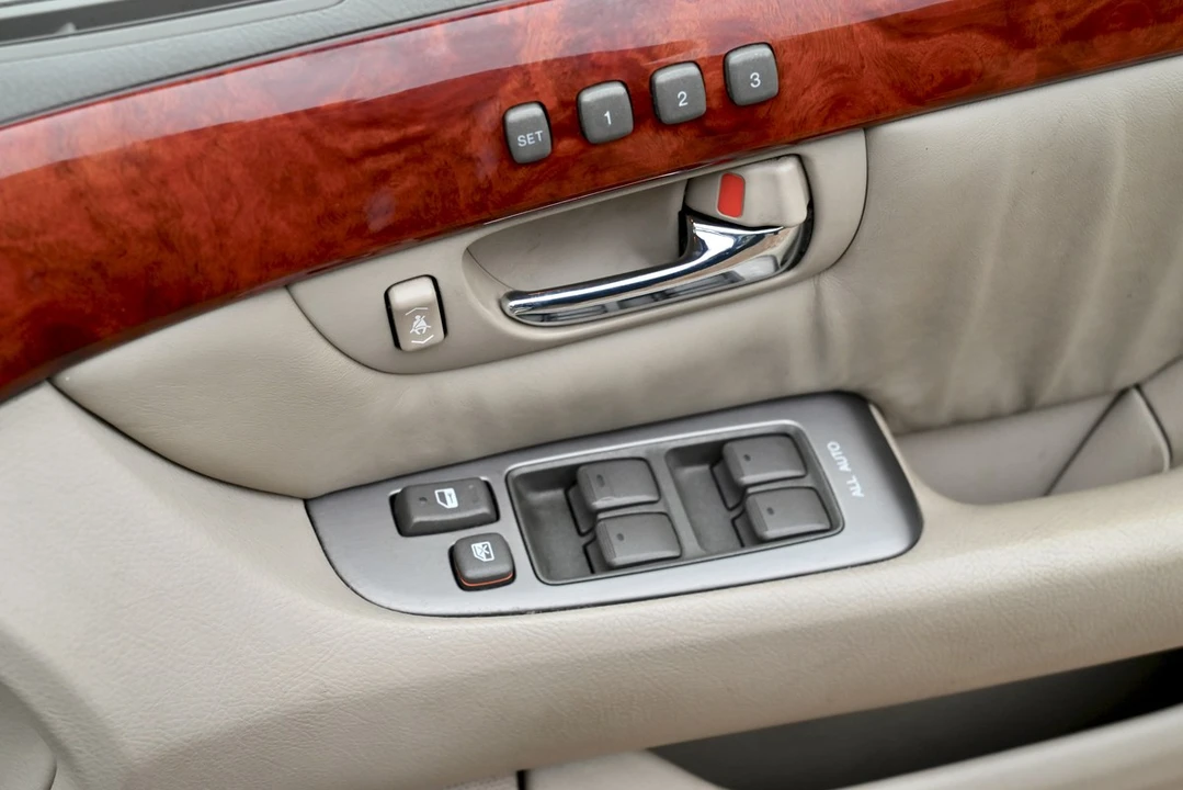 2001 Lexus LS 3rd Gen - Image 19 of 30