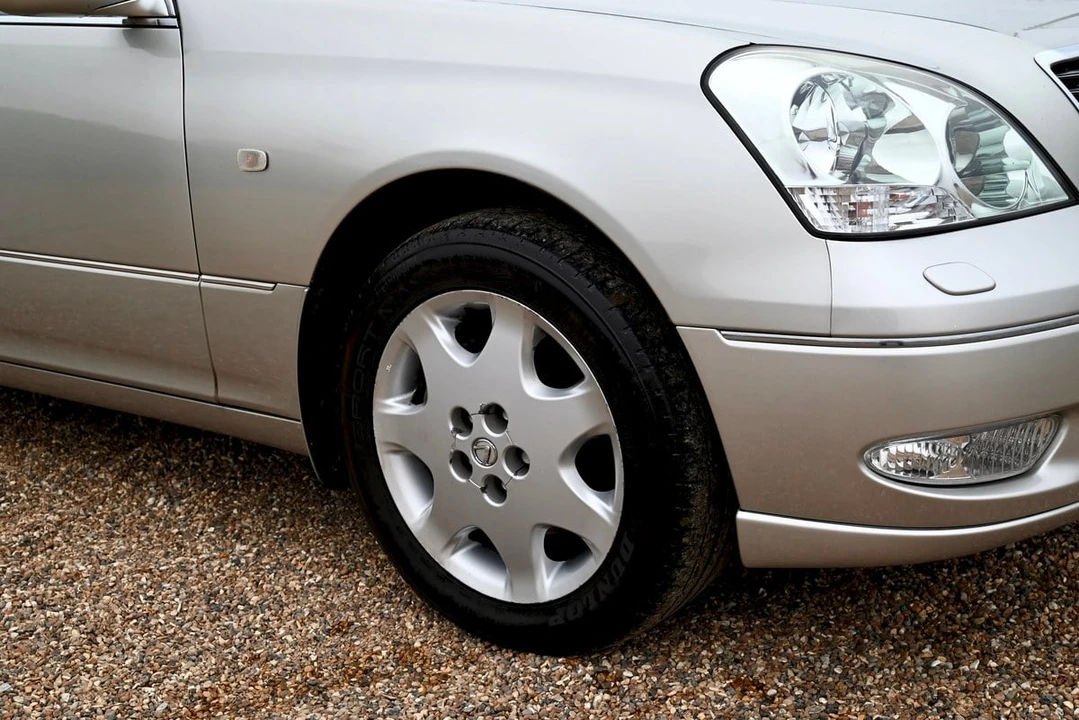 2001 Lexus LS 3rd Gen - Image 11 of 30