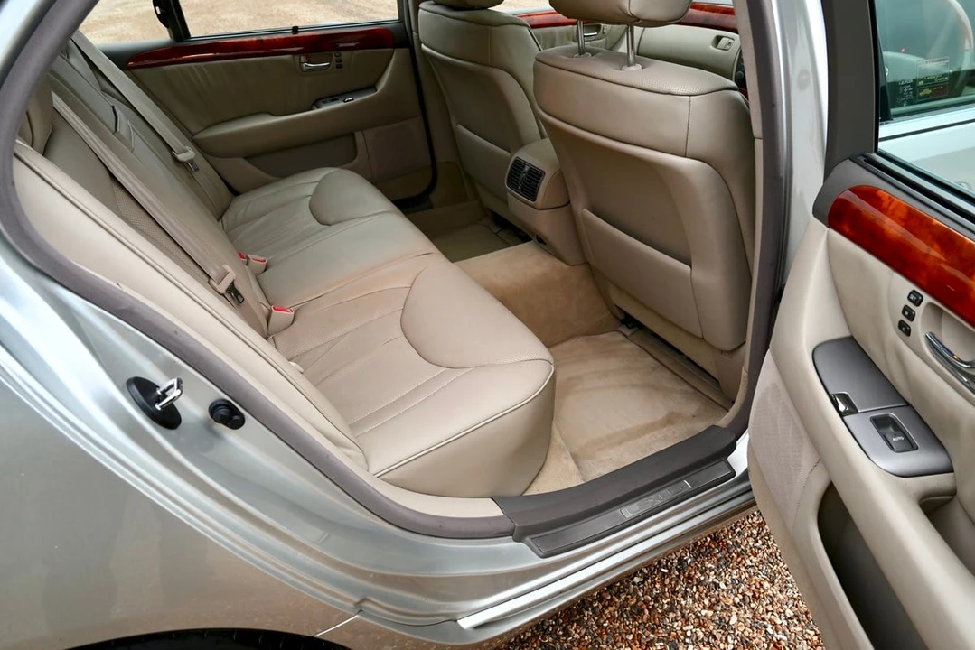 2001 Lexus LS 3rd Gen - Image 28 of 30