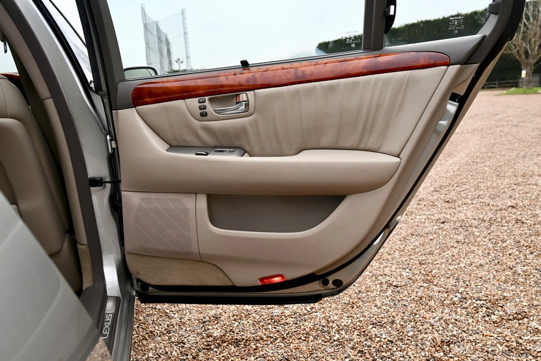 2001 Lexus LS 3rd Gen - Image 30 of 30