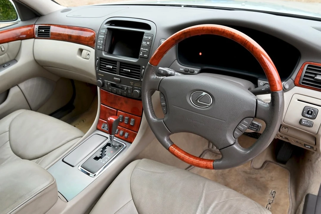 2001 Lexus LS 3rd Gen - Image 22 of 30