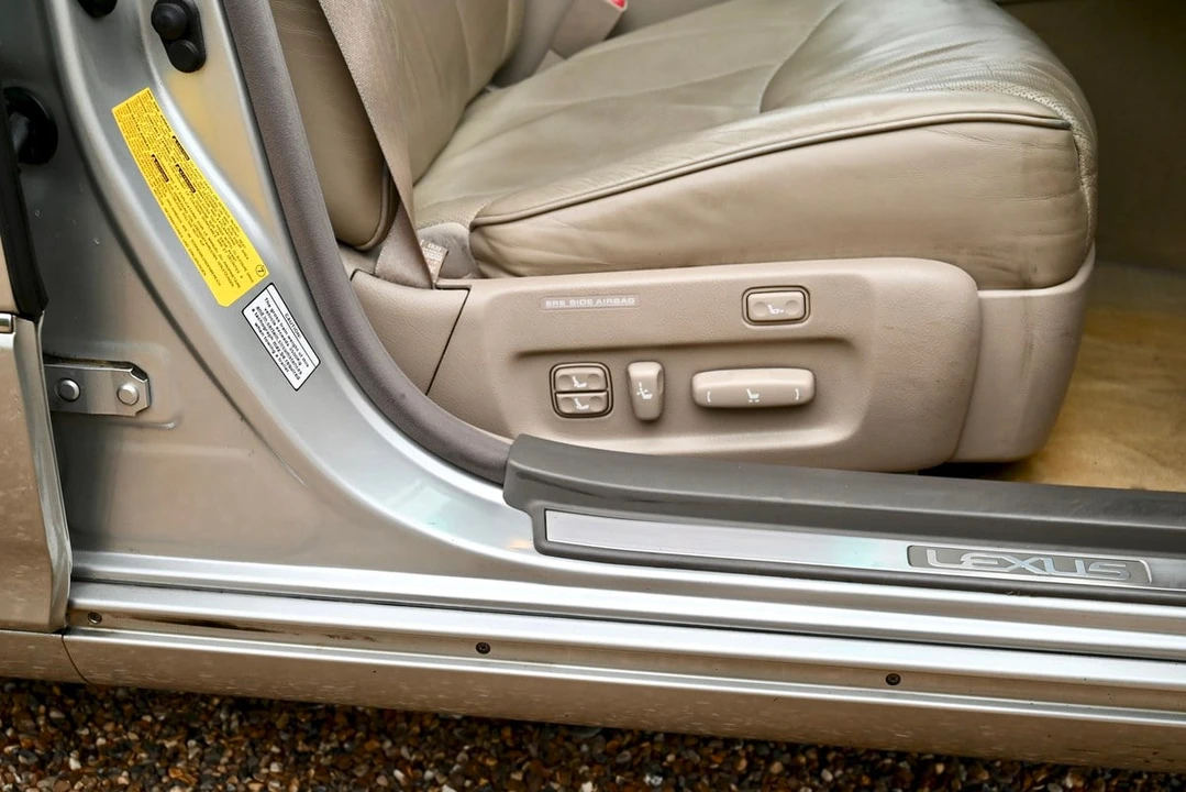 2001 Lexus LS 3rd Gen - Image 12 of 30