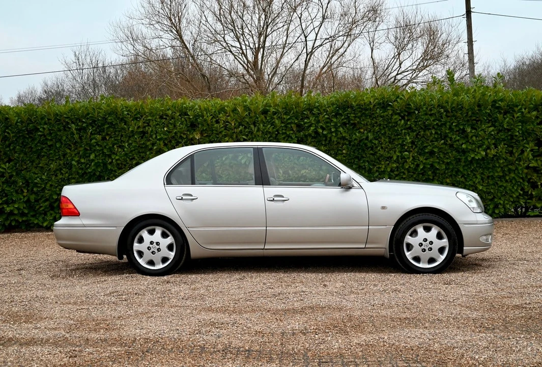 2001 Lexus LS 3rd Gen - Image 7 of 30