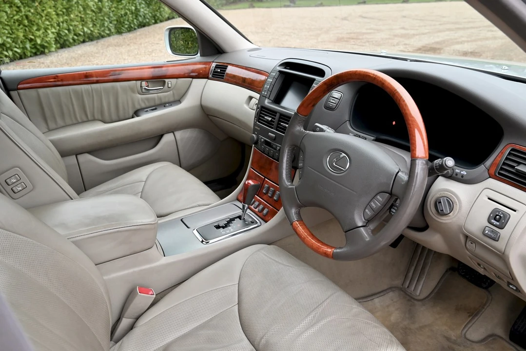 2001 Lexus LS 3rd Gen - Image 21 of 30