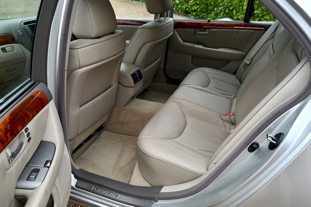 2001 Lexus LS 3rd Gen - Image 14 of 30