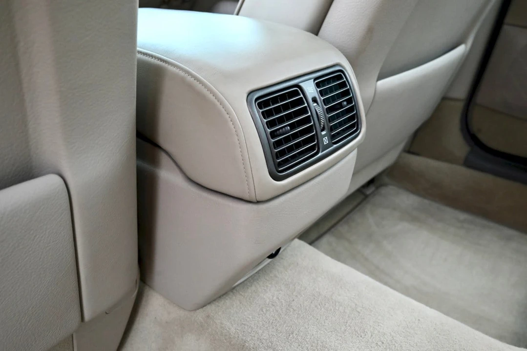 2001 Lexus LS 3rd Gen - Image 16 of 30