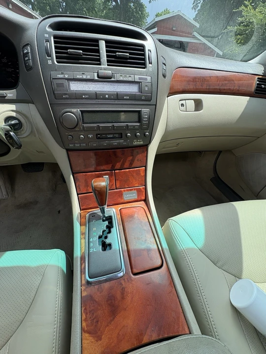 2001 Lexus LS 3rd Gen - Image 11 of 13