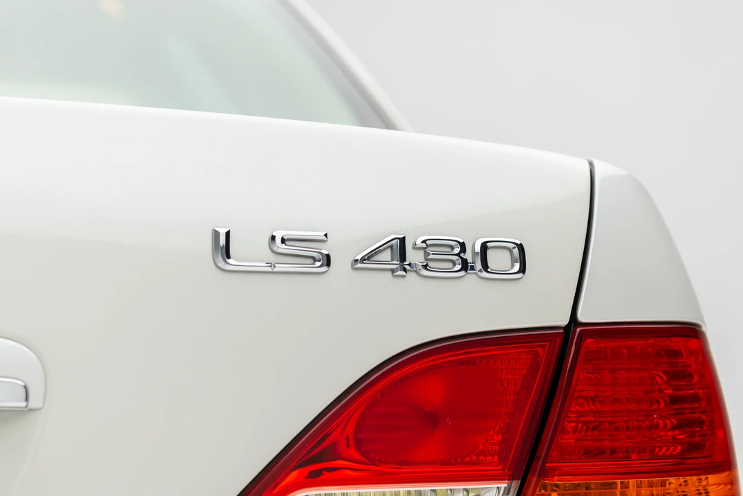 2001 Lexus LS 3rd Gen - Image 15 of 31