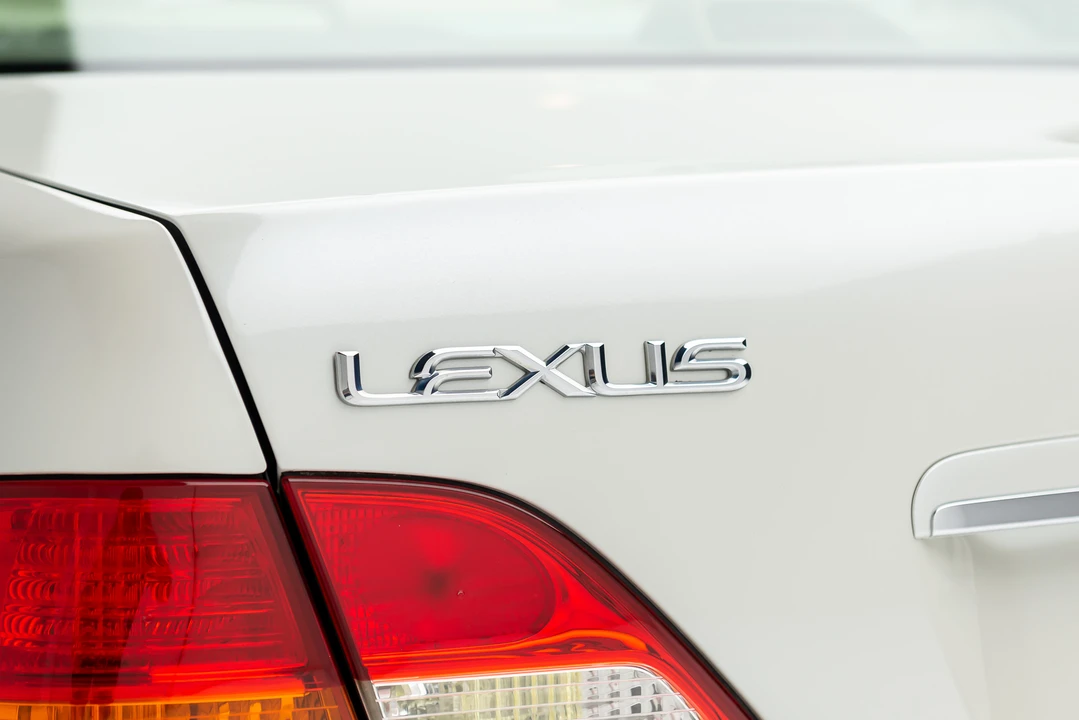 2001 Lexus LS 3rd Gen - Image 14 of 31