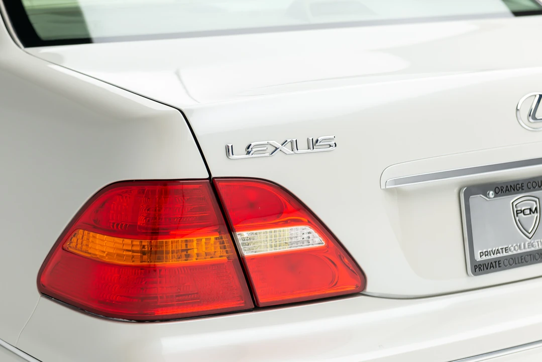 2001 Lexus LS 3rd Gen - Image 13 of 31