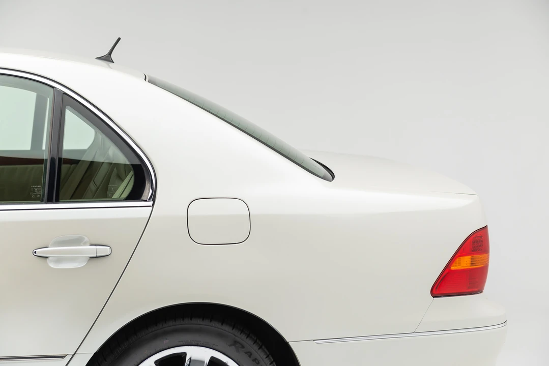 2001 Lexus LS 3rd Gen - Image 12 of 31