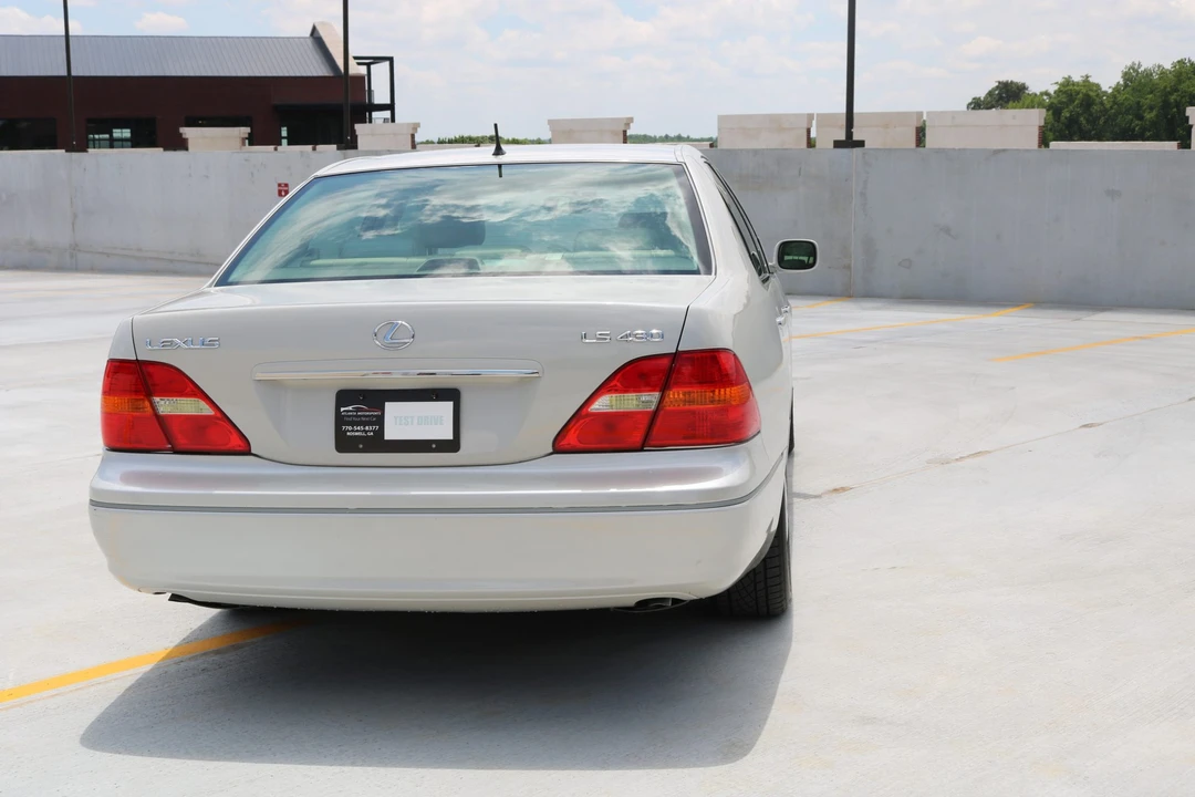2001 Lexus LS 3rd Gen - Image 26 of 31