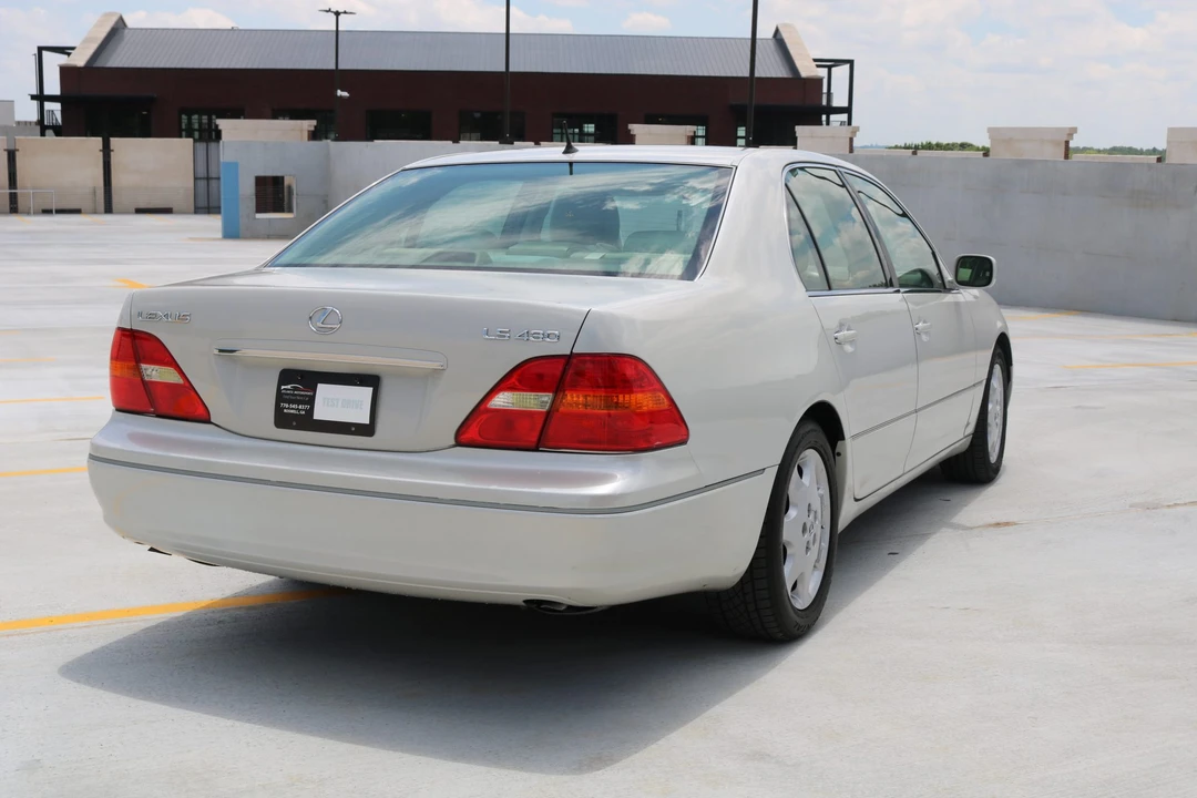 2001 Lexus LS 3rd Gen - Image 23 of 31