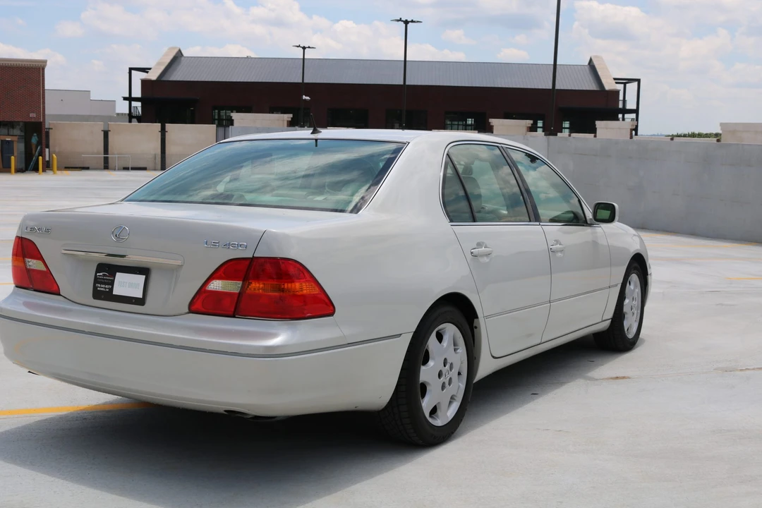 2001 Lexus LS 3rd Gen - Image 22 of 31