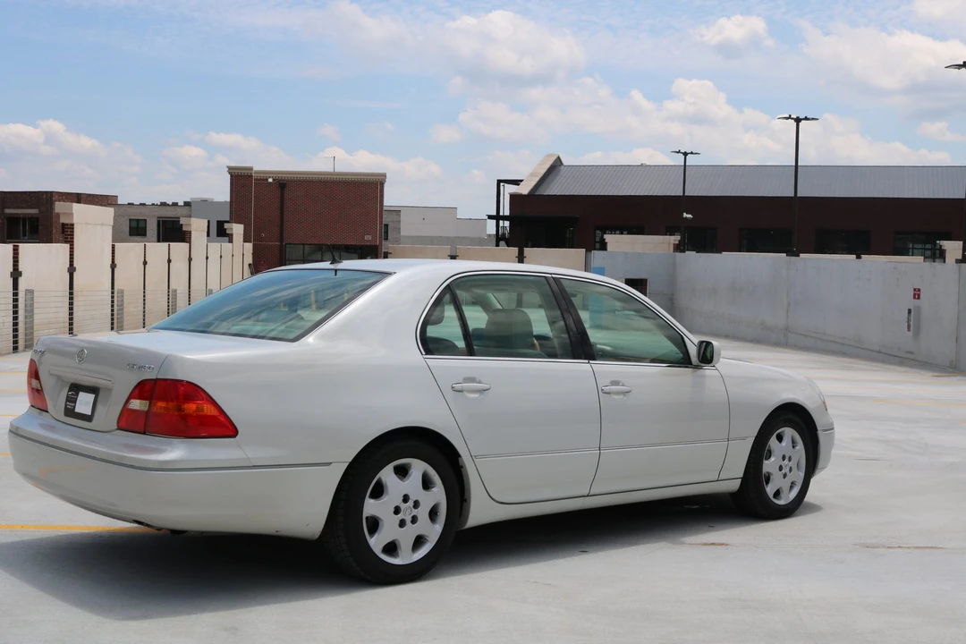 2001 Lexus LS 3rd Gen - Image 19 of 31