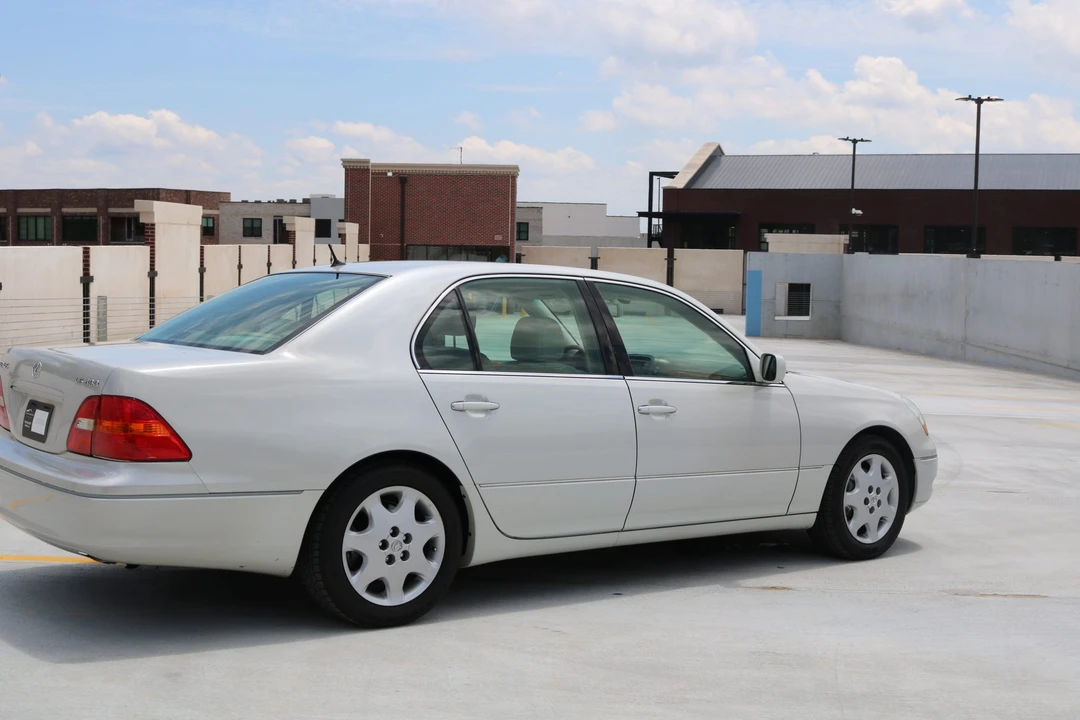 2001 Lexus LS 3rd Gen - Image 18 of 31
