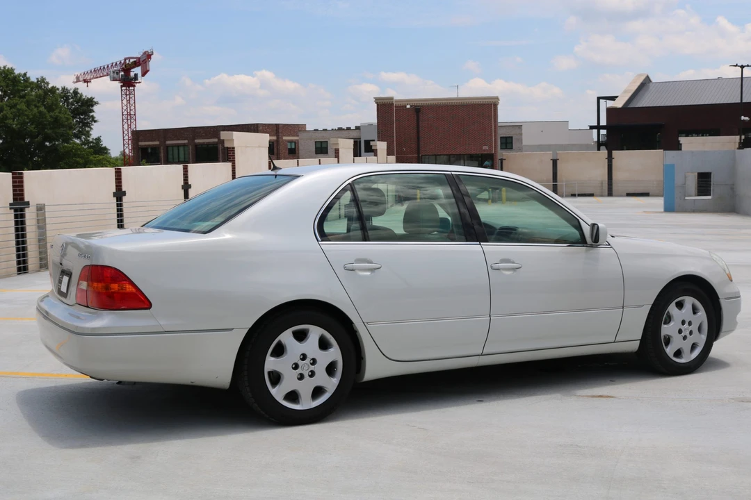 2001 Lexus LS 3rd Gen - Image 17 of 31