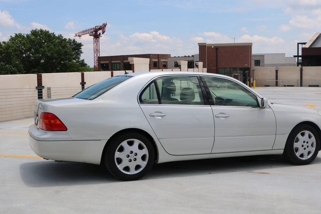 2001 Lexus LS 3rd Gen - Image 16 of 31