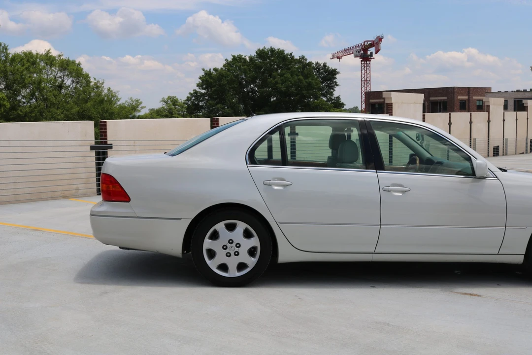 2001 Lexus LS 3rd Gen - Image 15 of 31