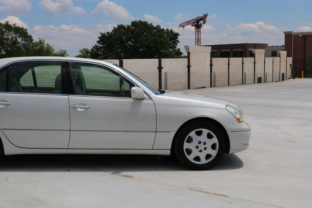 2001 Lexus LS 3rd Gen - Image 13 of 31