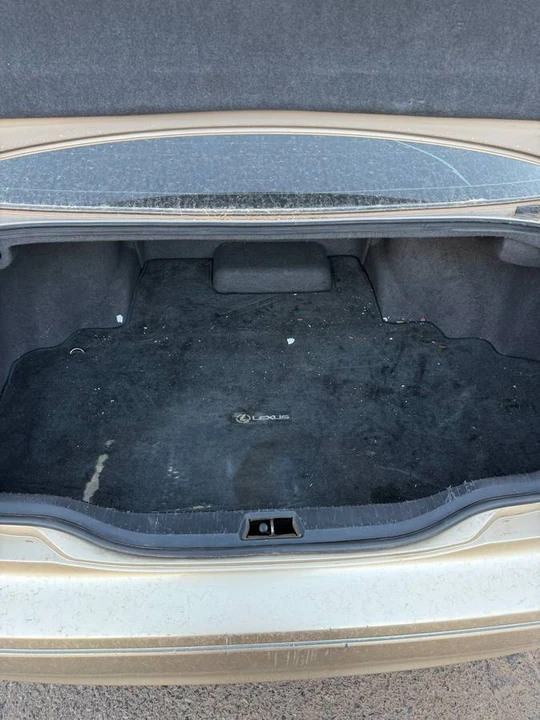 2001 Lexus LS 3rd Gen - Image 10 of 13