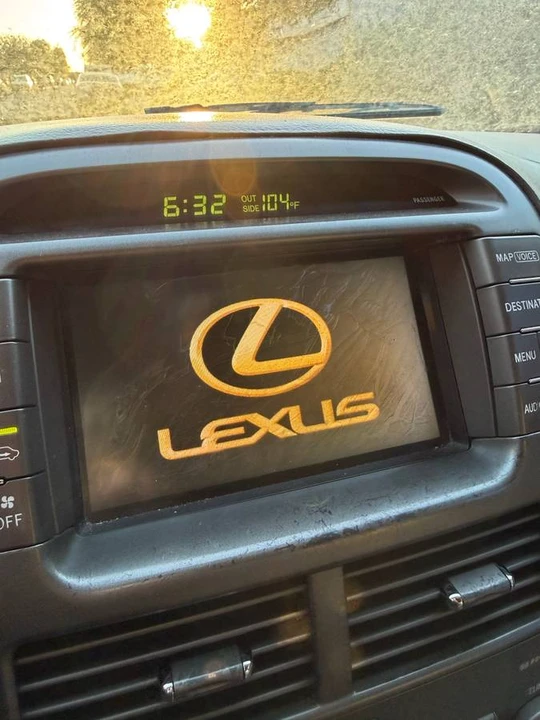 2001 Lexus LS 3rd Gen - Image 6 of 13