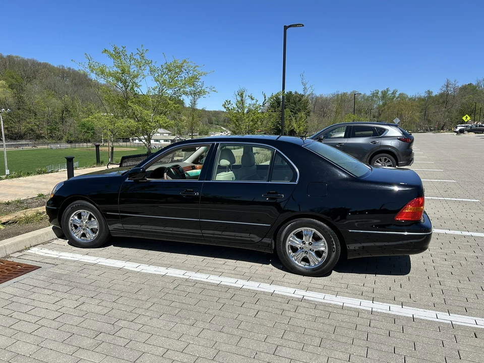 2001 Lexus LS 3rd Gen - Image 11 of 31