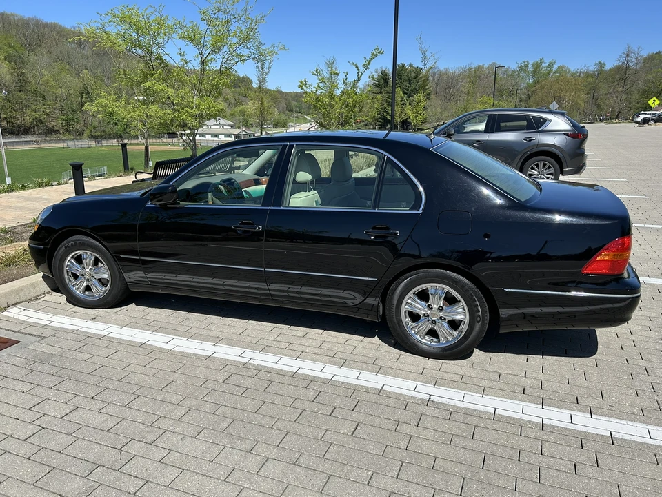 2001 Lexus LS 3rd Gen - Image 12 of 31