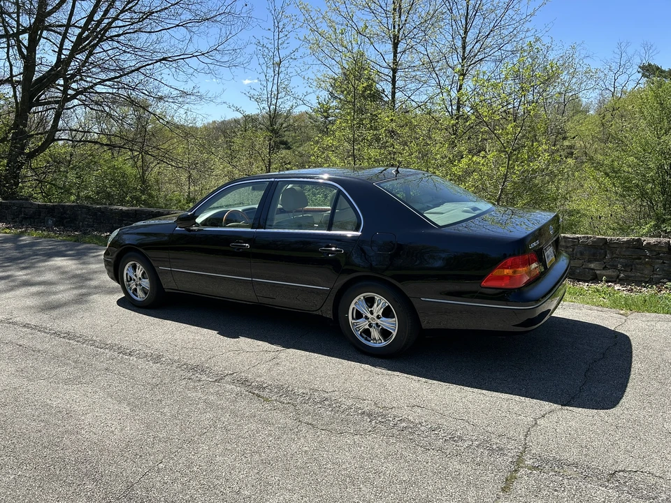 2001 Lexus LS 3rd Gen - Image 10 of 31