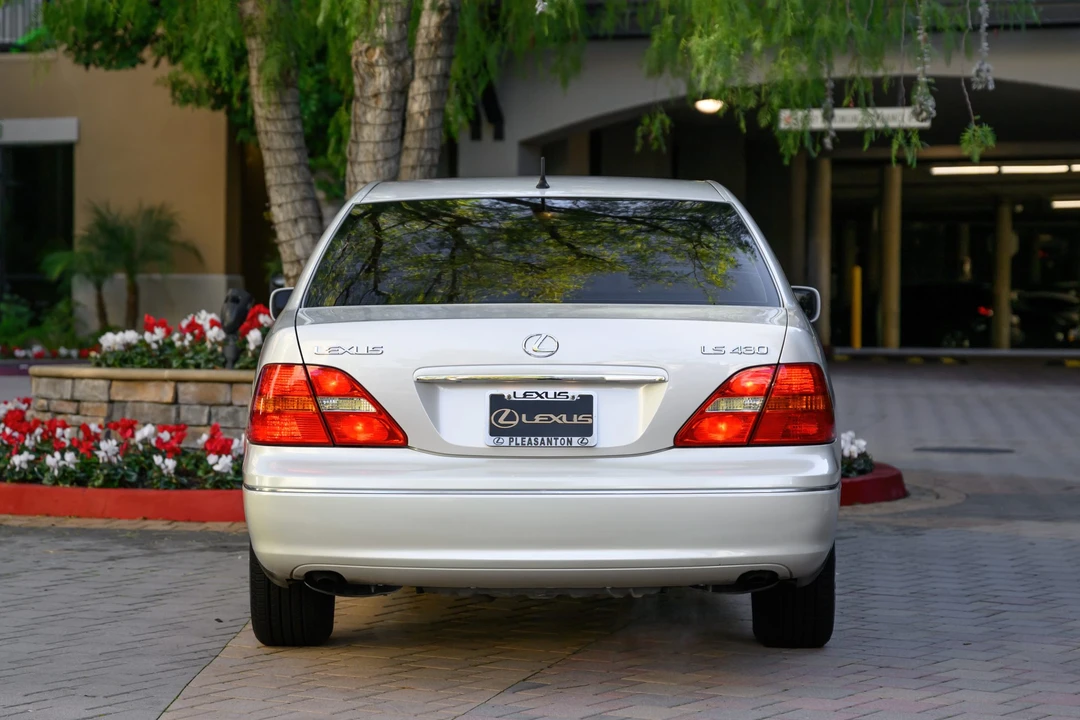 2001 Lexus LS 3rd Gen - Image 9 of 31