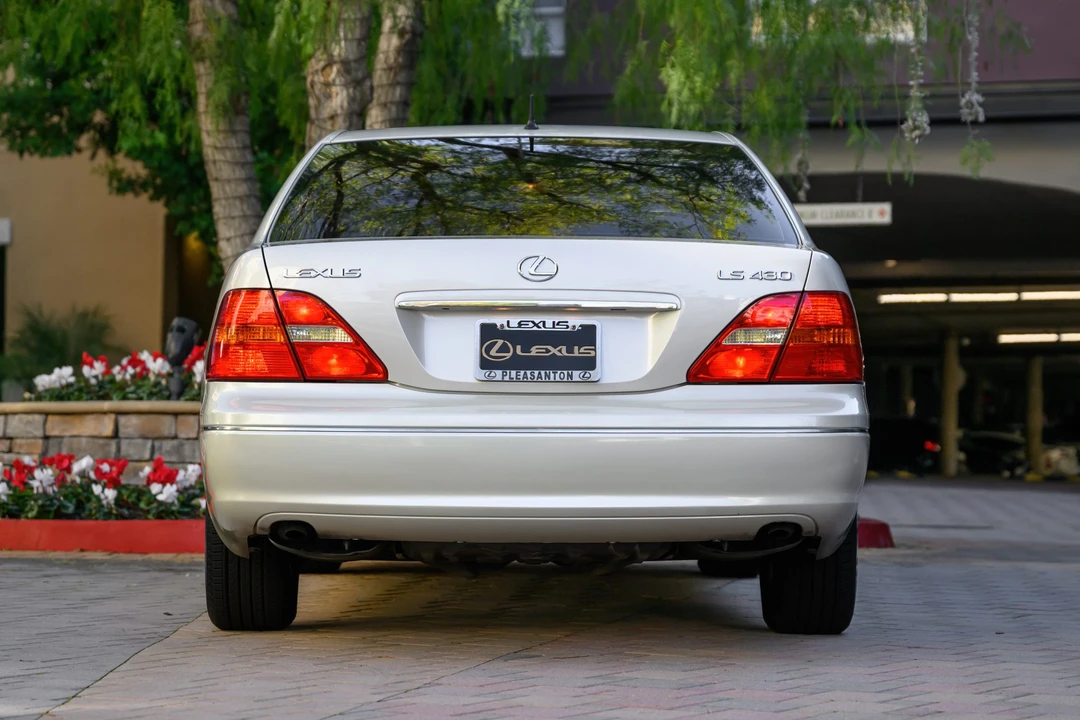 2001 Lexus LS 3rd Gen - Image 10 of 31