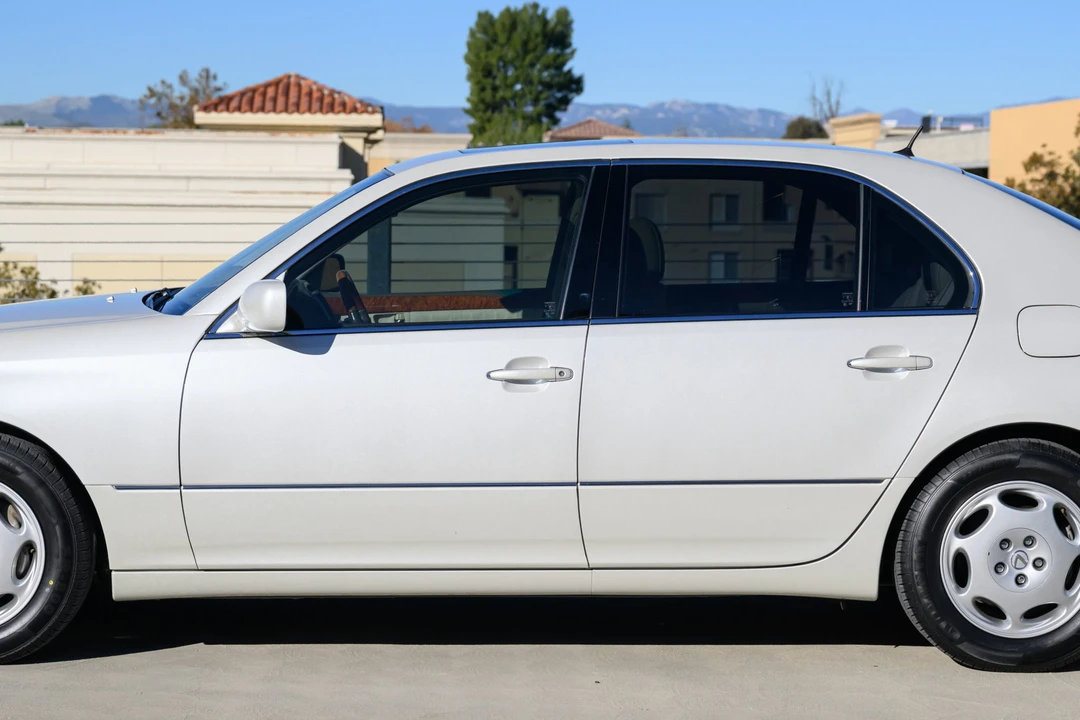 2001 Lexus LS 3rd Gen - Image 19 of 31