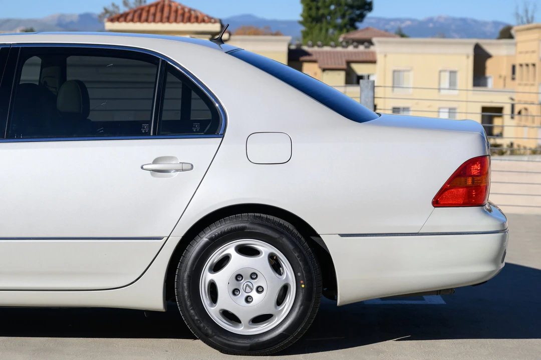 2001 Lexus LS 3rd Gen - Image 20 of 31