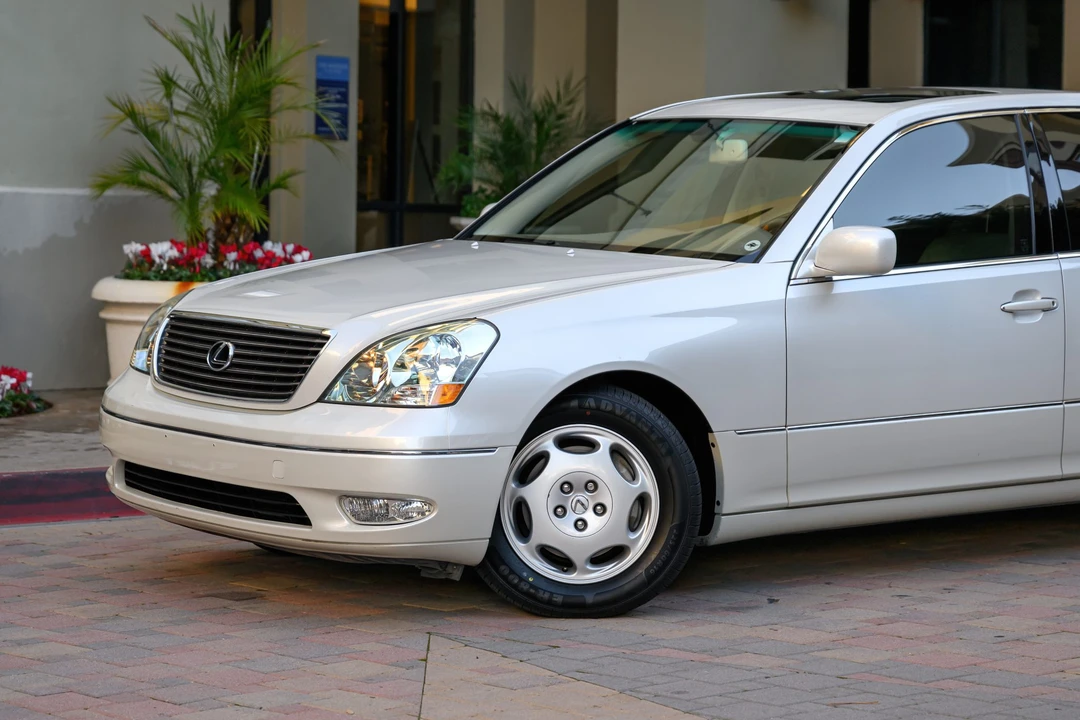 2001 Lexus LS 3rd Gen - Image 24 of 31