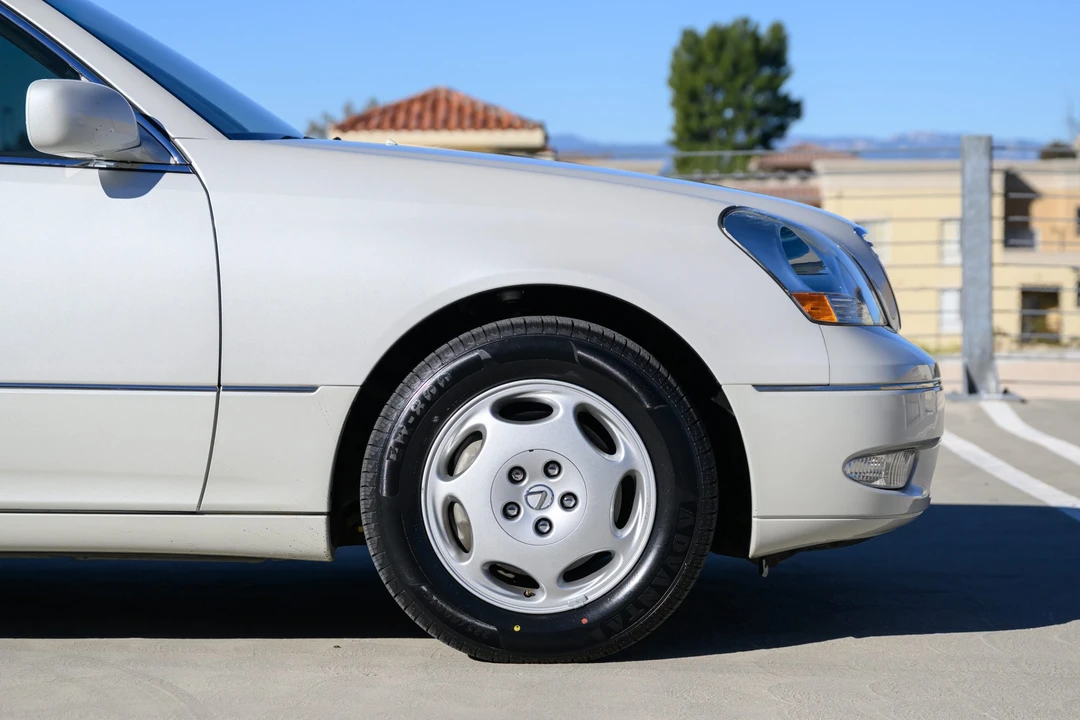 2001 Lexus LS 3rd Gen - Image 23 of 31
