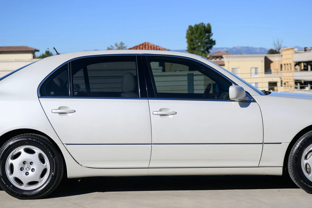 2001 Lexus LS 3rd Gen - Image 22 of 31