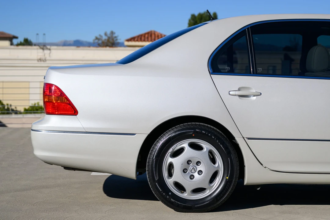2001 Lexus LS 3rd Gen - Image 21 of 31