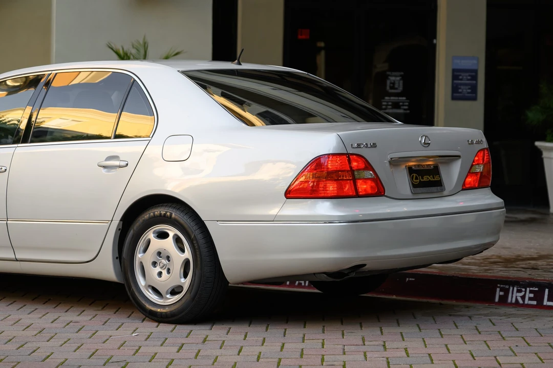 2001 Lexus LS 3rd Gen - Image 25 of 31