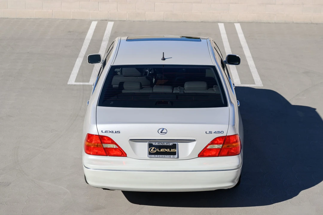 2001 Lexus LS 3rd Gen - Image 16 of 31