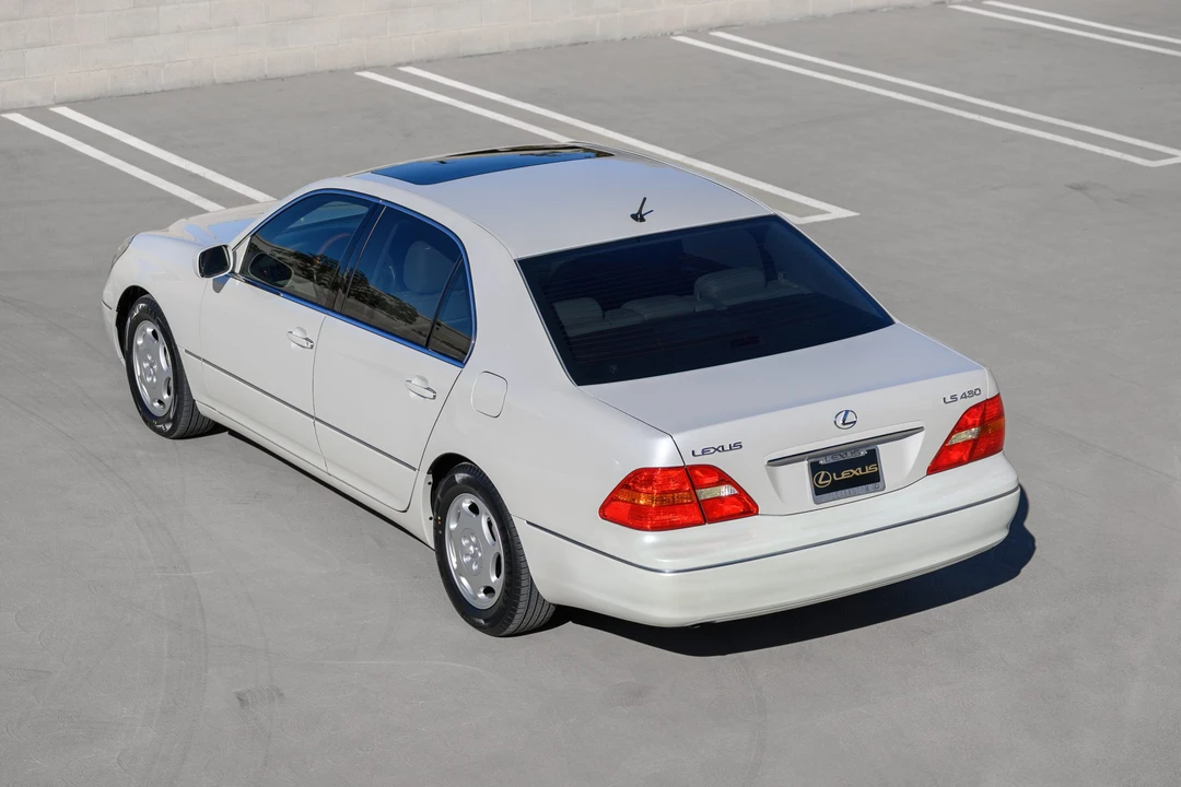 2001 Lexus LS 3rd Gen - Image 17 of 31