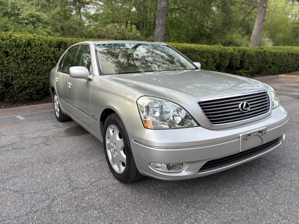 2001 Lexus LS 3rd Gen - Image 19 of 31