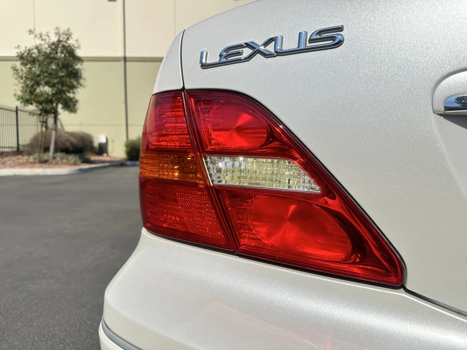2001 Lexus LS 3rd Gen - Image 24 of 31